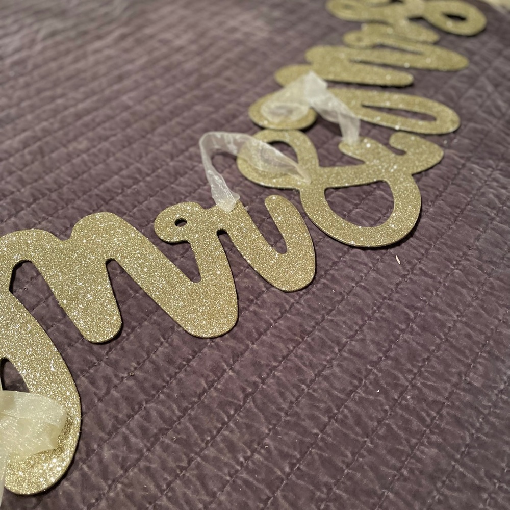 Mr & Mrs gold glitter sign